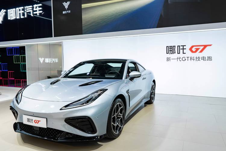 广州273哪吒汽车在智能汽车领域的表现，领途汽车在新能源汽车市场中的影响力